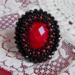 Midnight in Paris Ring bestickt mit rotem facettiertem Cabochon und schwarzen runden Perlen